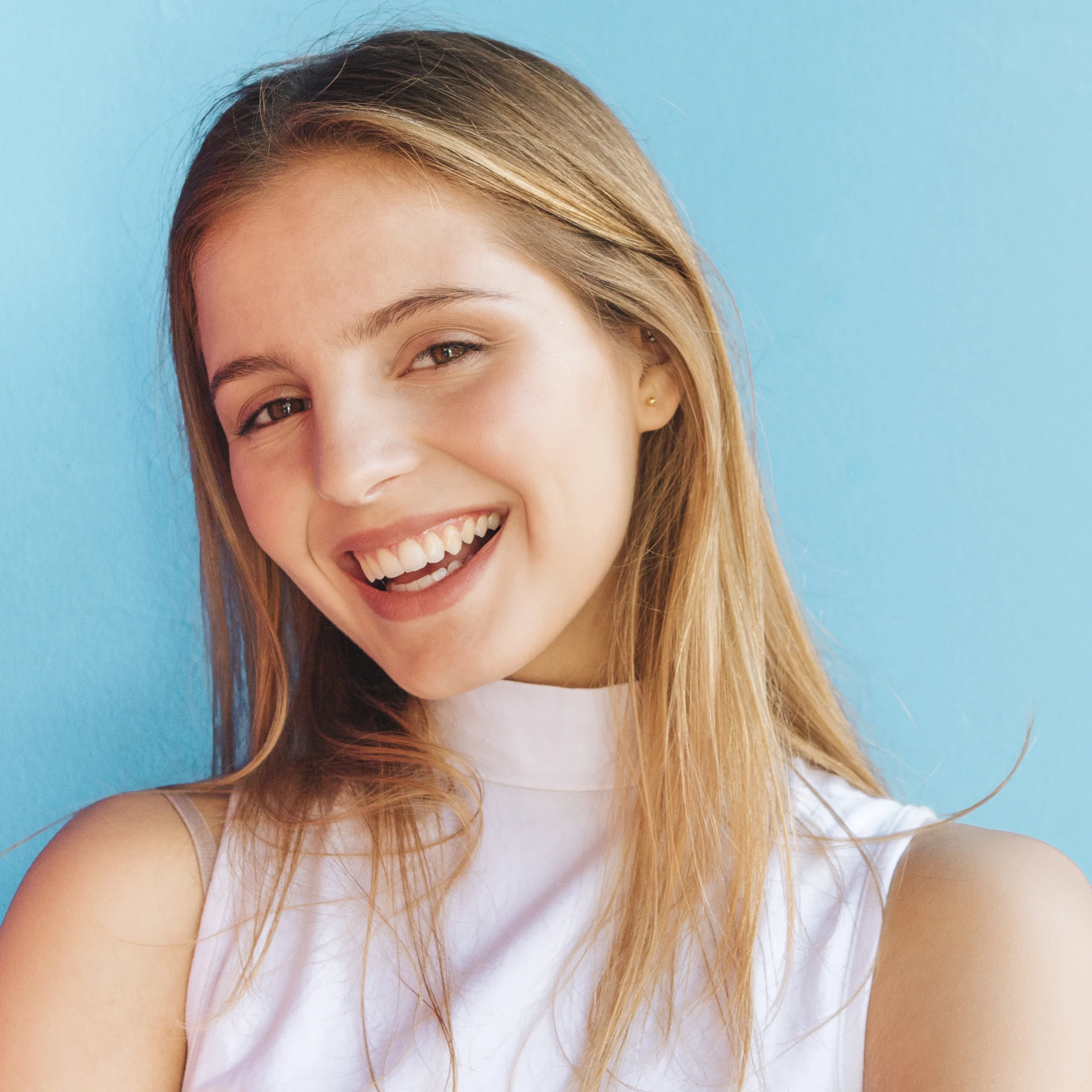 smiling-portrait-beautiful-young-woman-looking-camera-scaled.webp